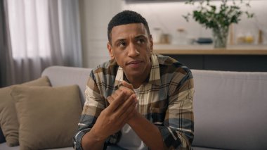 Afro-Amerikalı bir adam, evdeki iş kaybına üzülüyor. Kanser hastası, sağlıkla ilgili sorunlu, etnik sorunlu, erkek sorunu düşünen, kötü haber. Üzücü, üzüntülü, depresyonlu, ruhsal kalp kırıklığı.