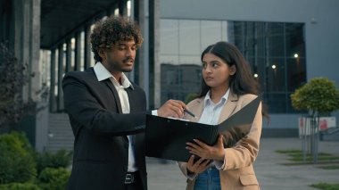 Saldırgan öfke kızgın, kızgın Hintli işadamı patron öfkeyle konuşuyor. Sözleşmedeki hataları işaret ediyor. Belge sorunu.