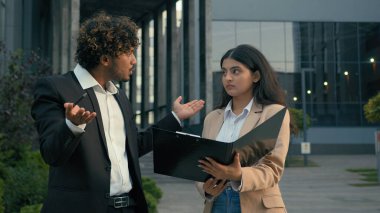 Saldırgan öfke kızgın, kızgın Hintli işadamı patron öfkeyle konuşuyor. Sözleşmedeki hataları işaret ediyor. Belge sorunu.