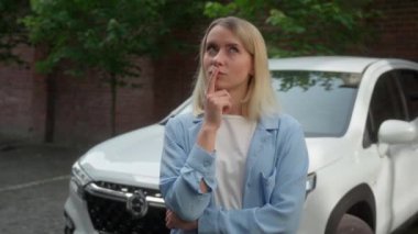 Kafası karışmış Kafkasyalı kadın araba sahibi araba şoförü kız merak ediyor araba arızası çözümü arıyor iş kadını şehir kadınında düşünüyor gülümseme fikrini otomatikman yükseltiyor