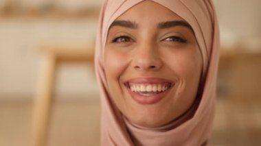 Mutlu, dişlek, neşeli, Arap kadın, Hintli Müslüman, kadın, kadın, din, tesettür, sağlıklı, ağız sağlığı, sağlık, müşteri, neşeli, mutlu, mutlu, mutlu, mutlu, mutlu, yüz ifadeleri.