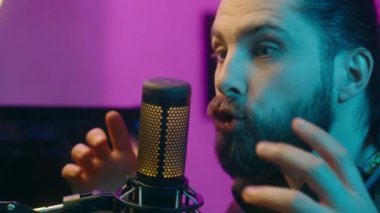 Şok olmuş Kafkasyalı adam kızgın vlogger konuşan mikrofon bağımlısı öfkeli blogcu çığlık atan, video oyunu blogu yayınlayan öfkeli adam Öfkeli ev-spor vlog duygusal erkek oyuncu jesti