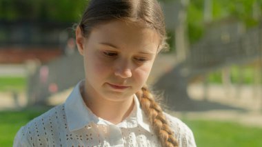 Hüzünlü, ciddi, küçük kız çocuğu, beyaz, evlatlık çocuk, şehirdeki yetim, yetim kız öğrenci üzgün sağlık sorunları, okul zorbalığı aile velayeti.