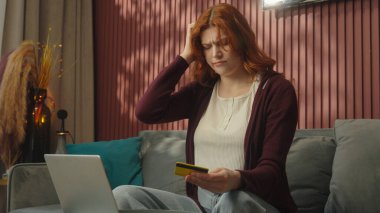 Kafası karışmış beyaz bir kızın kredi kartı ödemesi dizüstü bilgisayar online alışveriş sorunları ev web sitesi satın alan kadın müşterisi üzgün parola hatası hatası para aldatmacası
