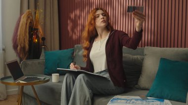 Kafkas kadın sanat tasarımcısı ev koltuğu dekoratörü renkli çizgiler tutun ev içi iç mimari bayan için renk tonu seçin not defterine notlar yazın renk tasarımı seçin