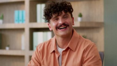 Gülen adam, beyaz, erkek işadamı, kapalı mekan şirketinin portresi neşeli, mutlu, iş yeri müdürü, tasarımcı, yatırımcı, kamera tebessümüne bakan, dişlek.