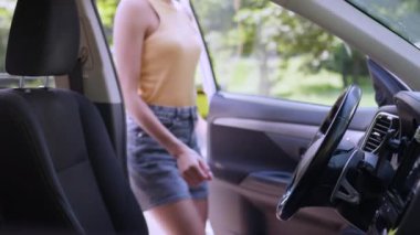 Araba kazası geçiren sinirli Afrikalı Amerikalı kadın otomobil kazası, otomobil taşımacılığı, iş kadını, servis şoförlüğü, direksiyon, direksiyon, kadın, trafik kazası.
