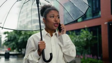 Afrika kökenli Amerikalı bir kadın cep telefonuyla konuşuyor. Akıllı telefon görüşmesi. İş kadını, tartışan bir kızla konuşuyor.