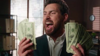 Mutlu, heyecanlı, beyaz, orta yaşlı, zengin 40 'lı yaşlarda, yetişkin, iş adamı, yatırımcı, yatırımcı, para tutan girişimci. Para, para, finans, büroda bağırış çağırış, para, para, para.