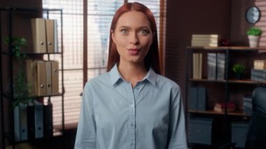 Kafkas heyacanlı şaşırmış iş kadını şaşırmış iş kadını bayan ofis içi iş kadını şirket içinde çalışıyor büyük gözler açık iyi haberler kazanmanın inanılmaz merak uyandırdığını söylüyor.