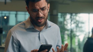 Hintli iş adamı Arap işadamı, Kafe Hope 'daki erkek kullanıcı ziyaretçisi cep telefonu sahibi olmak istiyor. Kötü haber dolandırıcılığı, cep telefonu sorunu.