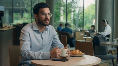 Hintli, Arap, aç, erkek, işadamı, ziyaretçi siparişi götürür, kafeteryada kruvasan yer, fırın kafeteryasında yemek yer, yemek yer, kahve içer, kahvaltı yapar, yemek yer, sağlıklı beslenir.