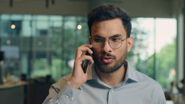 Hintli iş adamı Arap işadamı, serbest çalışan, Kafe Restoranı 'nda serbest çalışan, ziyaretçi müşterisi, cep telefonu görüşmeleri, cep telefonu görüşmeleri, sinirli, sorunlu, cep telefonu konuşmaları.