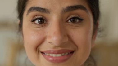 Gülümseyen, mutlu, mutlu, güzel, dişlek, dişlek, diş hekimi, mutlu, Hintli, ev hanımı, ev hanımı, kameraya bakan, neşeli, mutlu bir kadın.