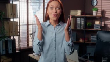 Kafkas heyacanlı şaşırmış iş kadını inanılmaz bir fırsat sunuyor beyin patlaması kafa patlatan kız bayan iş kadını ofiste büyük bir ağız aç iyi haberler kazandığını söyle