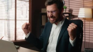 Mutlu, heyecanlı, beyaz, orta yaşlı, 40 'lı yaşlarda, yetişkin, iş adamı, iş adamı, iş adamı, iş adamı. Bilgisayarla kazanan, bilgisayar zaferi kazanan, ofiste kutlama yapan, finansal başarı elde eden biri.