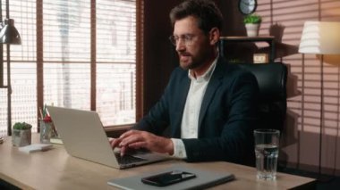 Mutlu Kafkasyalı orta yaşlı yetişkin iş adamı. Erkek iş adamı. Girişimci. Bilgisayarı kapat.