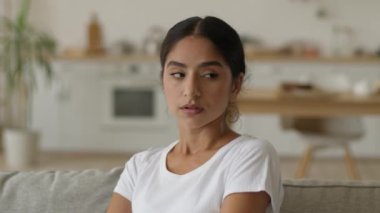 Stresli Arap kadın Hintli üzgün bayan evde hayal kırıklığına uğramış ev kredisi endişe endişe endişe endişe endişe endişe sağlık sorunu üzüntü ayrılığı