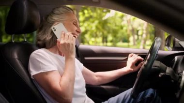 Mutlu gülüşler Kafkasyalı olgun, mutlu kadın, mutlu kadın, emekli kadın, araba şoförü, cep telefonu sohbeti, akıllı telefon konuşması, otomobil kapısını açmak, nakliye aracını parkın dışında bırakmak.