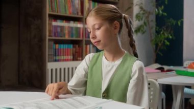 Sevimli, küçük, mutlu, beyaz, kız, çocuk, öğrenci, kitap okumayı öğrenen kız çocuğu.