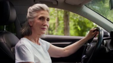 Mutlu, gülümseyen, beyaz, yaşlı kadın, emekli, yaşlı, emekli, yaşlı, araba sahibi, kiralık araba sahibi, otomobil müşterisi, kameraya bakıyor.