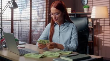 Mutlu gülümseyen Kafkasyalı zengin beyaz kadın iş kadını ofis çalışanı kadın yönetici banknotlar sayan banka paraları yatırım para kokusu alan finansal kar sayısına yatırım
