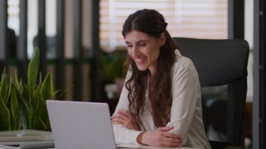Kafkasyalı iş kadını video görüşmesi online toplantı bilgisayar konferansı internet bağlantısı sohbet sanal danışmanlık iş görüşmesi kadın gülümseyen satış elemanı iş kadını ofiste