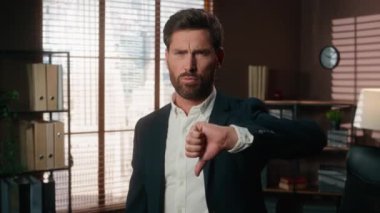 Ofisteki portre sinirli, üzgün, ciddi, beyaz adam, beyaz, iş adamı, şirket çalışanı sorun kötü tavır, iş adamı kameraya bakıyor.