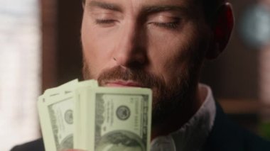 Mutlu gülümseyen zengin Kafkasyalı yetişkin işadamı ofis yöneticisi erkek banknot sayma para para para para para para para para para para para para para para para kokusu kokusu tadını çıkarın