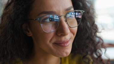 Kapalı yüzlü Arap Hintli Latin kökenli kadın öğrenci. Düşünme çözeltisi öğreniyor. Sağlık görüşü, lisenin üniversite kütüphanesi eğitimini yansıtıyor.