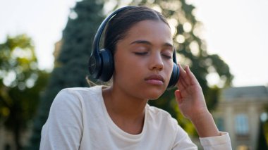 Çok ırklı genç kız çocuk kız kız çocuk kız öğrenci kız öğrenci kız öğrenci kız öğrenci kız öğrenci kız öğrenci Latin Arap kız öğrenci kız öğrenci öğrenci öğrenci kulaklıkları şehir dışında müzik kulaklıkları