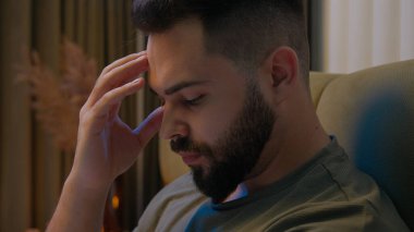 Kafkasyalı erkek yatağında baş ağrısı, baş ağrısı, migren, duygusal şok, yatak odası için endişe, bunalım, hayal kırıklığı, psikolojik baskı, stres, heyecan, heyecan.