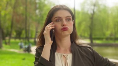 Kafkasyalı bir kadın cep telefonuyla konuşuyor. Akıllı telefon gerginliği, hoşnutsuz iş kadını kavgası, kızgın kadın çığlığı, olumsuz sinir bozucu cihaz sorunu, müşteri park kızı tartışması.