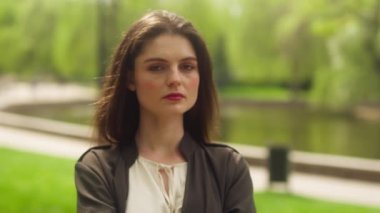 Avrupalı kendine güvenen Avrupalı kadın iş kadını başarılı bir kız kameraya bakıyor bayan park işvereni ciddi ifade işçi ceo liderlik yöneticisi şehrin dışında tefekkür portresi