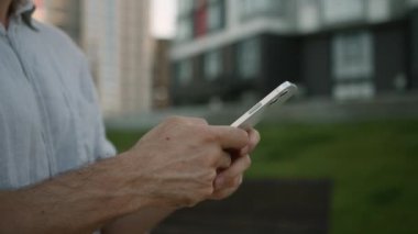 Erkek ellerini kapat cep telefonu akıllı cep telefonu online internet işadamı Man City dijital cihaz sohbet iş bağlantısı mesajlaşması