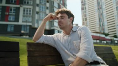 Kafası karışan beyaz bir adam, kafa karıştırıcı, iş adamı, iş adamı, düşünceli, düşünceli, düşünceli, düşünceli şehirli, kafası karışık, kafası karışık, kafası karışık, bankta oturan, bankta oturan, iflas etmiş bir adam.