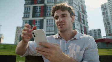 Kafkasyalı cep telefonu akıllı telefon sorunu kırılmış iş adamı hayal kırıklığına uğramış, hayal kırıklığına uğramış, hayal kırıklığına uğramış, hayal kırıklığına uğramış, kötü haber cep telefonu, şehir içi internet, düşük pil.