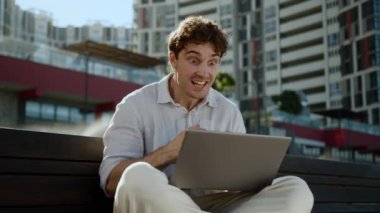 Mutlu Kafkasyalı iş adamı iş şehri serbest bilgisayarcısı zafer kazandı duygusal erkek iş adamı internetten heyecanlı adam hayran olunan iş teklifini kutladı açık hava oyuncusu internet oyuncusu