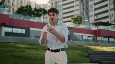 Kafkasyalı bir adam cep telefonu arızası iflas etmiş bir erkek, iflas etmiş bir iş adamı, kötü haberler dışında duygusal bir şok kaybetmiş.