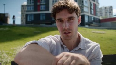 Yorgun, Kafkasyalı, erkek, iş adamı. Yorgun, şehirli, iş adamı, stres, sorun, iş krizi, hayal kırıklığına uğramış erkek, migren ağrısı.