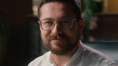 Neşeli beyaz adam girişimci iş adamı portresi mutlu orta yaşlı pazarlamacı gülümseyen erkek avukat şirket ofisinde kameraya bakıyor yetişkin yönetici pozu veriyor.