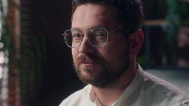 Neşeli beyaz adam girişimci iş adamı portresi mutlu orta yaşlı pazarlamacı gülümseyen erkek avukat şirket ofisinde kameraya bakıyor yetişkin yönetici pozu veriyor.