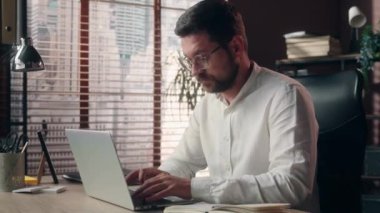 Ofiste dizüstü bilgisayarda çalışan beyaz işçi işadamı erkek lider programcı gözlük takan şirket yöneticisi göz ağrısı çeken görme sorunu olan iş görüşü bulanıklığı yaşıyor.