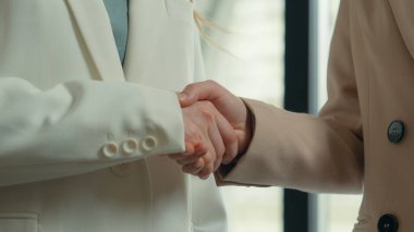 Kırpılmış iki kadın iş kadını tokalaşması bayanlar el sıkışması hoş geldin anlaşması ortaklık ofis başarı anlaşması sigorta yatırımı iş kadınları el sıkışması