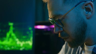 Kafkasyalı tüccar tüccar işadamına konsantre ol. Klavye bilgisayarı yazma bağımlısı. Neon ajan serbest yazar.