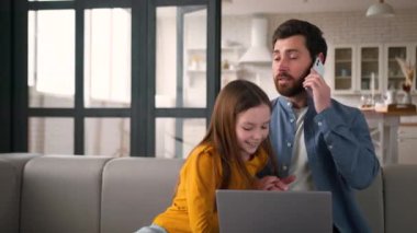 Yaramaz, beyaz, küçük kız çocuğu babasının işine burnunu sokuyor. Öfkeli, baba, cep telefonuyla konuşan bir baba. Ailesinin şakacı çocuğu dizüstü bilgisayarda kötü davranışlar yazıyor.