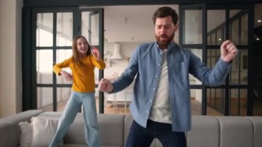 Komik aile artı beyaz adam baba mutlu küçük kız çocuğuyla dans ediyor liseli kız evde baba baba baba eğlenceli erkek şarkı söylüyor dans ediyor çocuk bakımını seviyor