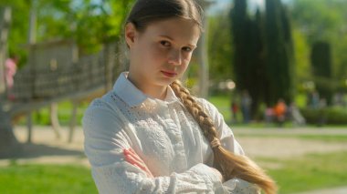 Üzgün, üzgün, küçük kız, ciddi kız çocuk, öğrenci kız, öğrenci, kız öğrenci, çapraz pozlar, aile velayeti, endişeli, parkta yalnız başına çocuk parkında yalnız başına.