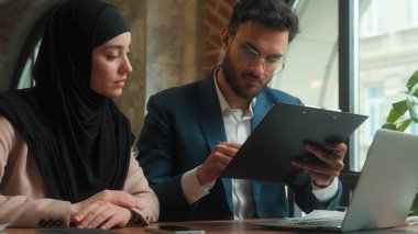 İki farklı iş ortağı iş kadını sözleşme imzaladı. Kredi sigortası imzalayan Hintli Arap erkek Müslüman kadın tesettüre tesettüre katıldı.