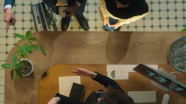 Üst düzey danışman misafirlerle tanışır otel resepsiyonunda Müslüman turistler gelir tatil seyahatinde yurt dışına seyahat eder pasaportları kontrol eder oda servisine giriş kartı verir